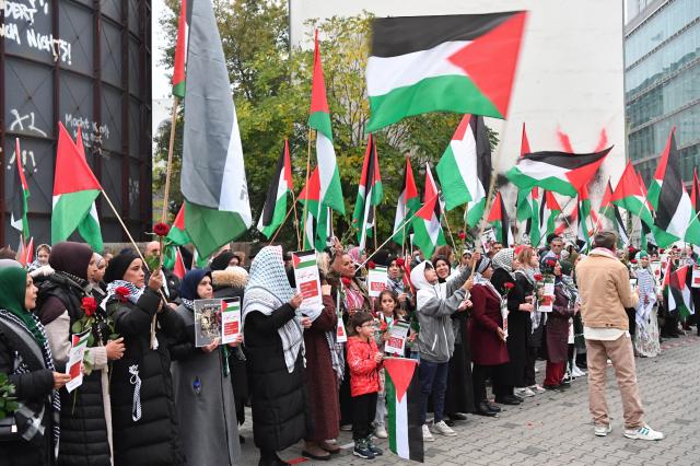 10 October 2025, Berlin: People take part in a pro-Palestinian rally. The protest follows an agreement reached yesterday in Sharm el-Sheikh, Egypt, between Israel and Hamas on the first phase of a peace plan to end the fighting. Photo: Paul Zinken/dpa