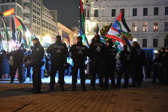 10 October 2025, Berlin: People take part in a pro-Palestinian rally as police officers monitor the scene. The protest follows an agreement reached yesterday in Sharm el-Sheikh, Egypt, between Israel and Hamas on the first phase of a peace plan to end the fighting. Photo: Paul Zinken/dpa