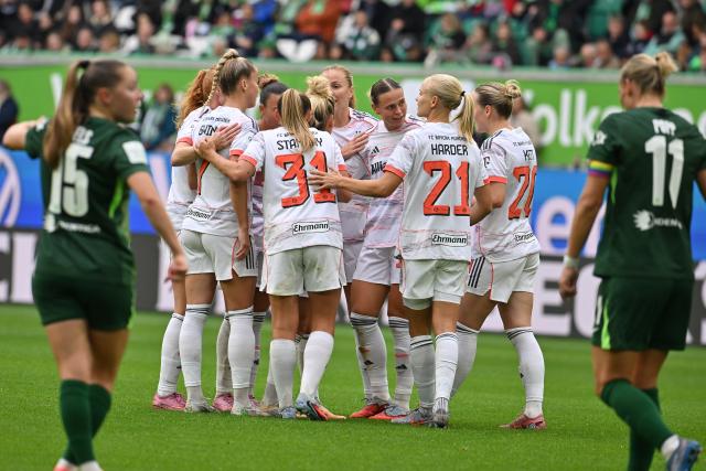 11 October 2025, Lower Saxony, Wolfsburg: Bayern Munich's Klara Buehl (C) celebrates with her teammates after scoring her side's first goal of the game during the German Bundesliga Women soccer match between VfL Wolfsburg and Bayern Munich at Volkswagen Arena. Photo: Swen Pförtner/dpa - IMPORTANT NOTICE: DFL and DFB regulations prohibit any use of photographs as image sequences and/or quasi-video.