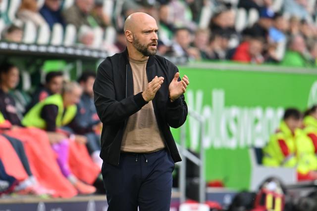11 October 2025, Lower Saxony, Wolfsburg: Wolfsburg coach Stephan Lerch applauds to his players from the touchline during the German Bundesliga Women soccer match betweeb VfL Wolfsburg and Bayern Munich at Volkswagen Arena. Photo: Swen Pförtner/dpa - IMPORTANT NOTICE: DFL and DFB regulations prohibit any use of photographs as image sequences and/or quasi-video.