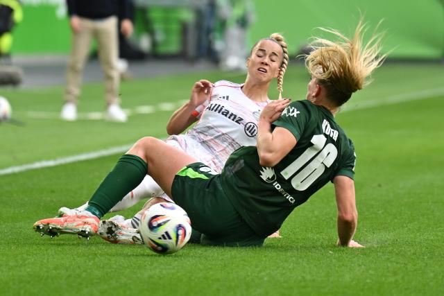 11 October 2025, Lower Saxony, Wolfsburg: Bayern Munich's Giulia Gwinn (L) and Wolfsburg's Camilla Kuever battle for the ball during the German Bundesliga Women soccer match betweeb VfL Wolfsburg and Bayern Munich at Volkswagen Arena. Photo: Swen Pförtner/dpa - IMPORTANT NOTICE: DFL and DFB regulations prohibit any use of photographs as image sequences and/or quasi-video.