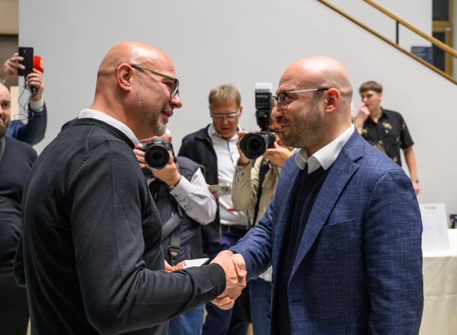 12 October 2025, Brandenburg, Frankfurt (Oder): Minister of the Interior of Brandenburg Rene Wilke (R) congratulates Axel Strasser on his election victory in Frankfurt (Oder) town hall. Axel Strasser (no party affiliation) has won the run-off election against Alternative for Germany (AfD) candidate Wilko Moeller to become mayor of Frankfurt (Oder). Photo: Patrick Pleul/dpa
