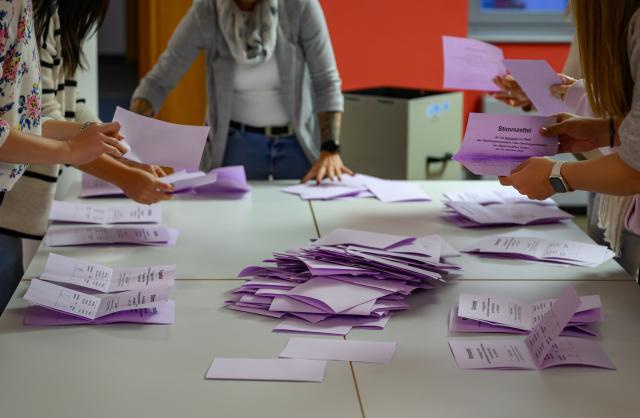 12 October 2025, Brandenburg, Frankfurt (Oder): Ballot papers for the run-off election for the mayor of Frankfurt (Oder) are counted at a polling station after the end of the election. Photo: Patrick Pleul/dpa