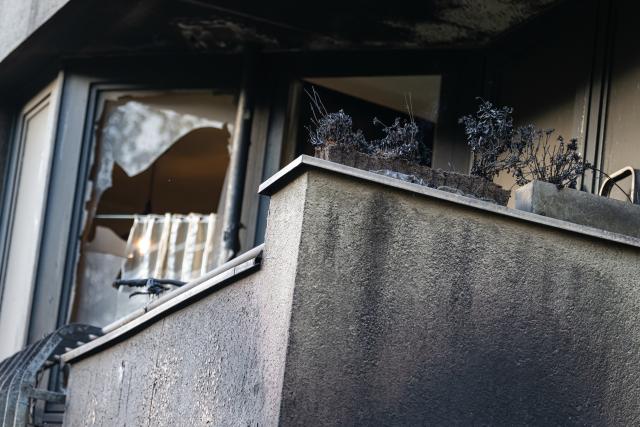 13 October 2025, Berlin: The balcony above the burnt-out apartment in Berlin-Neukölln is devastated after a fire. Numerous people were injured in the fire. Photo: Fabian Sommer/dpa