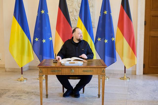 13 October 2025, Berlin: Ruslan Stefanchuk, President of the Ukrainian Parliament, signs the guest book at Bellevue Palace. This is followed by a discussion with German President Steinmeier. Photo: Annette Riedl/dpa