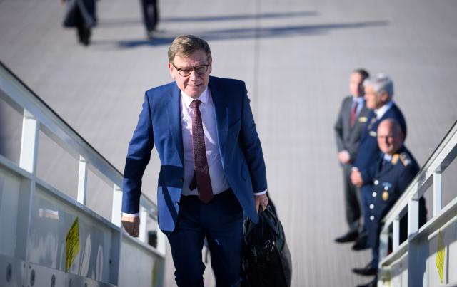 13 October 2025, Brandenburg, Schoenefeld: German Foreign Minister Johann Wadephul boards a Bundeswehr air force aircraft at the military section of Berlin Brandenburg Airport to fly to Sofia (Bulgaria). Photo: Bernd von Jutrczenka/dpa
