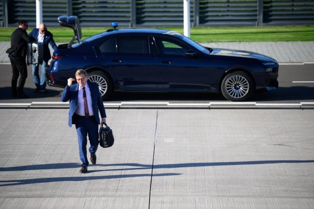 13 October 2025, Brandenburg, Schoenefeld: German Foreign Minister Johann Wadephul boards a Bundeswehr air force aircraft at the military section of Berlin Brandenburg Airport to fly to Sofia (Bulgaria). Photo: Bernd von Jutrczenka/dpa