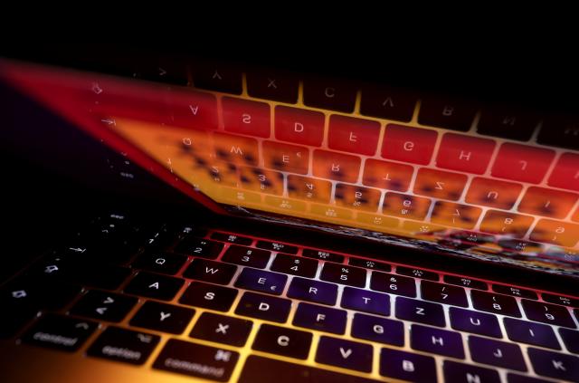 Die Tastatur eines Laptops spiegelt sich auf dem Bildschirm des Computers (zu dpa: Internetbetrug: «Polizei nimmt Mann in Brandenburg fest»). (zu dpa: «Internetbetrug: Polizei nimmt Mann in Brandenburg fest») +++ dpa-Bildfunk +++