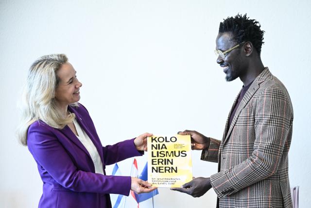 13 October 2025, Berlin: Ibou Diop, project manager of the Colonialism Remembrance Site at the Stadtmuseum Berlin, presents the remembrance concept "Remembering Colonialism" to Sarah Wedl-Wilson, Berlin's Senator for Culture. The colonialism remembrance concept for the city of Berlin was developed in a two-year process by Diop in collaboration with civil society initiatives. Photo: Britta Pedersen/dpa