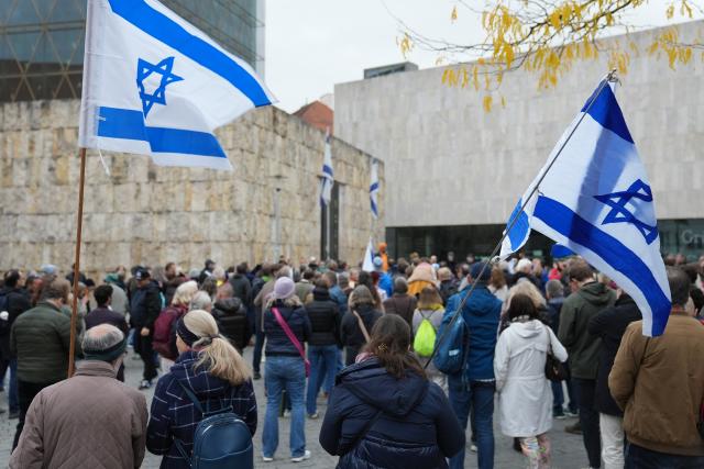 13 October 2025, Bavaria, Munich: People take part in the "We Will Dance Again!" rally near the synagogue to mark the release of the Hamas hostages. Photo: Ehsan Monajati/dpa