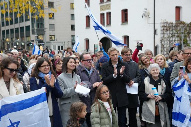 13 October 2025, Bavaria, Munich: People take part in the "We Will Dance Again!" rally near the synagogue to mark the release of the Hamas hostages. Photo: Ehsan Monajati/dpa