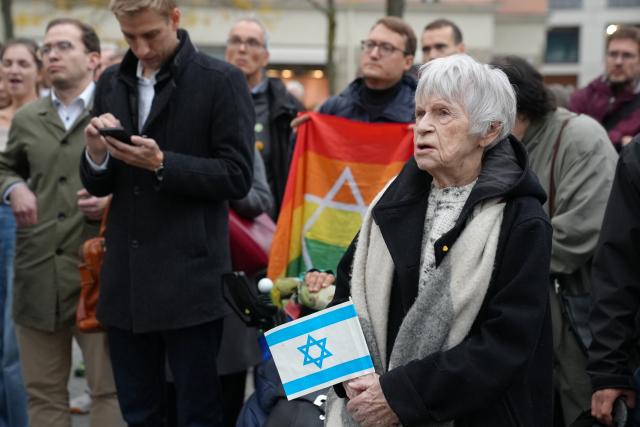 13 October 2025, Bavaria, Munich: People take part in the "We Will Dance Again!" rally near the synagogue to mark the release of the Hamas hostages. Photo: Ehsan Monajati/dpa