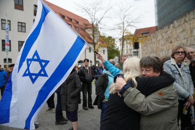 13 October 2025, Bavaria, Munich: People take part in the "We Will Dance Again!" rally near the synagogue to mark the release of the Hamas hostages. Photo: Ehsan Monajati/dpa
