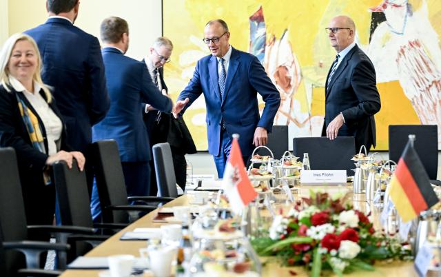 14 October 2025, Brandenburg, Potsdam: German Chancellor Friedrich Merz (C) and Brandenburg's Minister President Dietmar Woidke (R) arrive at the cabinet meeting in the State Chancellery of Brandenburg. Photo: Britta Pedersen/dpa
