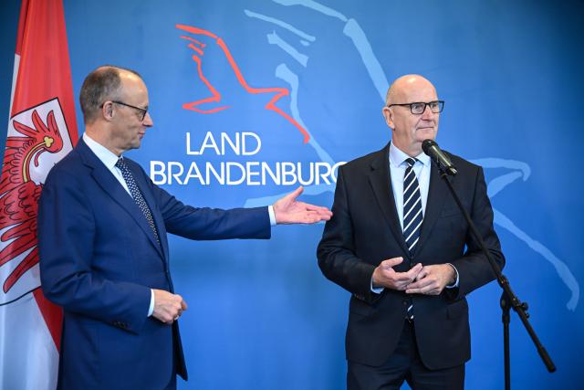 14 October 2025, Brandenburg, Potsdam: German Chancellor Friedrich Merz (L) and Brandenburg's Minister President Dietmar Woidke make a joint statement in the State Chancellery of Brandenburg. Photo: Britta Pedersen/dpa