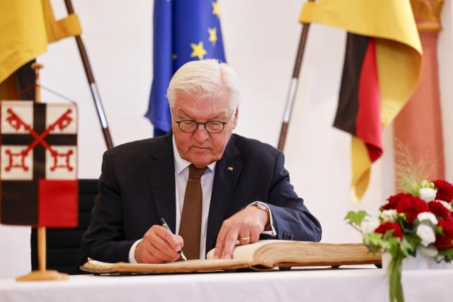 14 October 2025, Rhineland-Palatinate, Andernach: German President Frank-Walter Steinmeier signs the Golden Book of the town of Andernach. Photo: Thomas Banneyer/dpa
