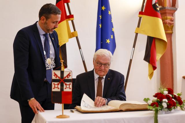 14 October 2025, Rhineland-Palatinate, Andernach: German President Frank-Walter Steinmeier signs the Golden Book of the town of Andernach. Photo: Thomas Banneyer/dpa