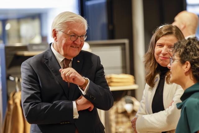 14 October 2025, Rhineland-Palatinate, Andernach: German President Frank-Walter Steinmeier visits local stores during his walk through the pedestrian zone of the town of Andernach. Photo: Thomas Banneyer/dpa