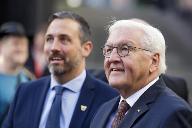 14 October 2025, Rhineland-Palatinate, Andernach: German President Frank-Walter Steinmeier walks through the pedestrian zone of Andernach with the mayor, Christian Greiner. Photo: Thomas Banneyer/dpa