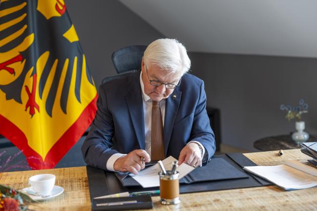 14 October 2025, Rhineland-Palatinate, Andernach: German President Frank-Walter Steinmeier takes up official duties during his visit to Andernach. Photo: Thomas Banneyer/dpa