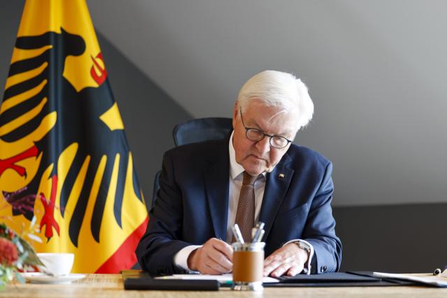 14 October 2025, Rhineland-Palatinate, Andernach: German President Frank-Walter Steinmeier takes up official duties during his visit to Andernach. Photo: Thomas Banneyer/dpa