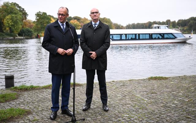 14 October 2025, Brandenburg, Potsdam: German Chancellor Friedrich Merz and Dietmar Woidke, Minister President of Brandenburg, make a joint press statment during the Chancellor's inaugural visit to Brandenburg. Photo: Britta Pedersen/dpa