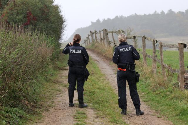14 October 2025, Mecklenburg-Western Pomerania, Klein Upahl: Police officers block a path to the site where a child's body was found. During the search for missing eight-year-old Fabian from Güstrow, emergency services have found the child's body in a forest near Klein Upahl. Photo: Bernd Wüstneck/dpa