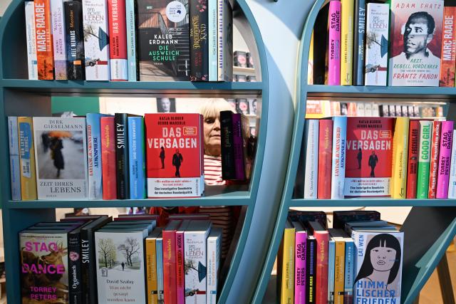 14 October 2025, Hesse, Frankfurt/Main: Books are placed on a shelf in the shape of the Ullstein owl at the Ullstein book publishers' stand at the Frankfurt Book Fair during the set-up. Photo: Arne Dedert/dpa