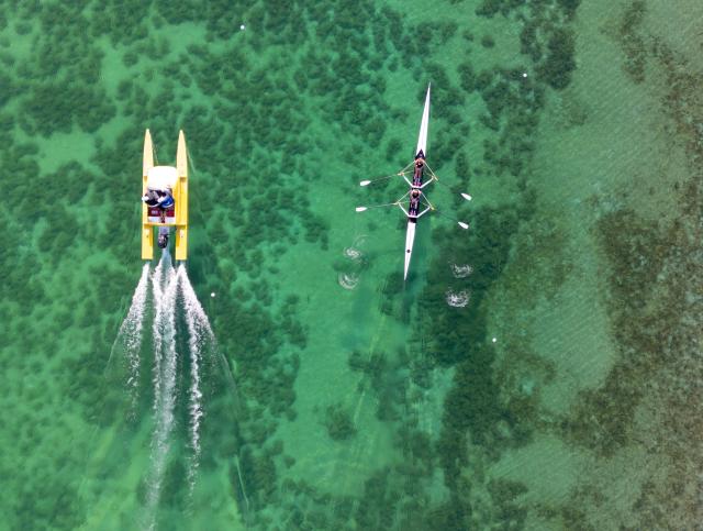 14 October 2025, Bavaria, Oberschleissheim: Athletes train with rowing boats on the historic regatta course from the 1972 Olympic Games in Oberschleissheim. Photo: Sven Hoppe/dpa