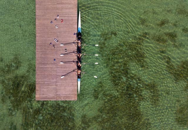 14 October 2025, Bavaria, Oberschleissheim: Athletes train with rowing boats on the historic regatta course from the 1972 Olympic Games in Oberschleissheim. Photo: Sven Hoppe/dpa