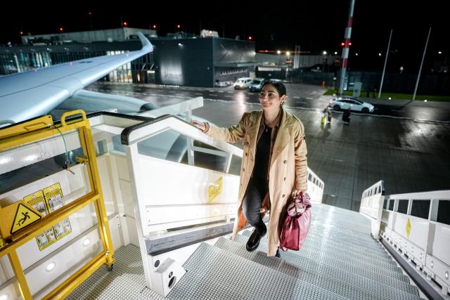 14 October 2025, Brandenburg, Schoenefeld: Reem Alabali Radovan, Germany's Minister for Economic Cooperation and Development, boards the Air Force Airbus A350 for the flight to Washington for the annual meeting of the International Monetary Fund and the World Bank. Photo: Kay Nietfeld/dpa