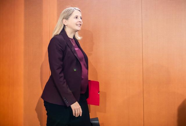 15 October 2025, Berlin: Stefanie Hubig, German Minister of Justice and Consumer Protection, arrives at the start of the German Cabinet meeting in the German Chancellery. Photo: Michael Kappeler/dpa