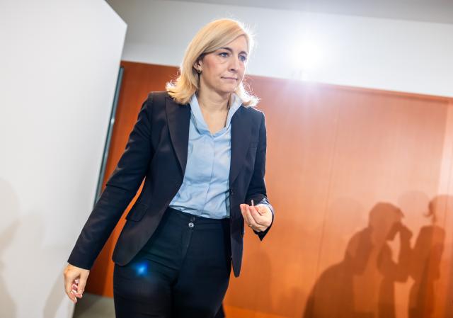 15 October 2025, Berlin: Nina Warken, German Minister of Health, arrives at the start of the German Cabinet meeting in the German Chancellery. Photo: Michael Kappeler/dpa