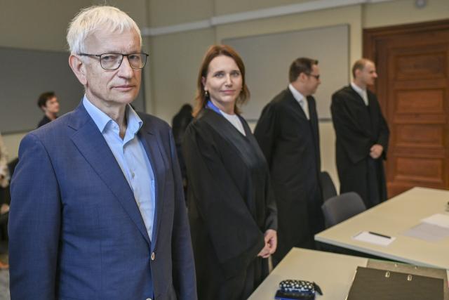 15 October 2025, Berlin: The plaintiff Juergen Resch goes to trial in a lawsuit against the US internet giant Meta at the Court of Appeal. Deutsche Umwelthilfe (DUH) is fighting for better protection against hate and hate speech in social media with a test case and wants to use the lawsuit to achieve the closure of two Facebook groups. Photo: Jens Kalaene/dpa