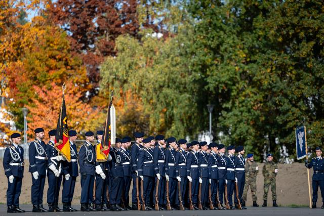 15 October 2025, Bavaria, Roth: An honor formation stands on the parade line-up at the commissioning roll call of the Air Force Officers' School (OSLw) at the Otto Lilienthal Barracks in Roth. Photo: Daniel Karmann/dpa