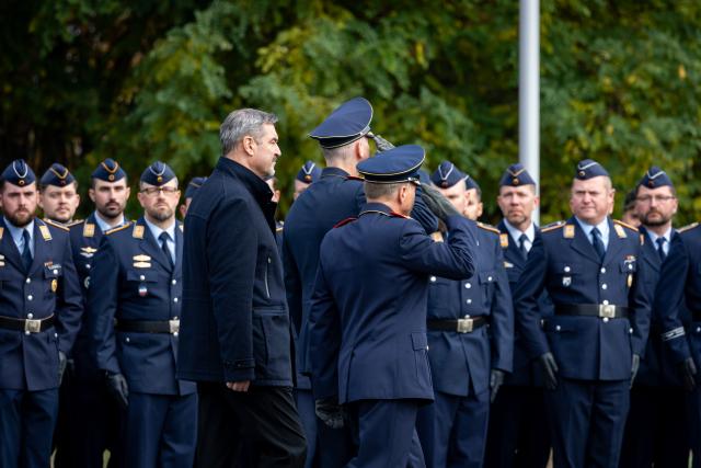 15 October 2025, Bavaria, Roth: Markus Soeder (C L), Prime Minister of Bavaria attends  the commissioning roll call of the Air Force Officers' School (OSLw) at the Otto Lilienthal Barracks in Roth. Photo: Daniel Karmann/dpa