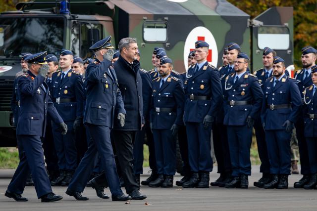 15 October 2025, Bavaria, Roth: Markus Soeder (C L), Prime Minister of Bavaria attends  the commissioning roll call of the Air Force Officers' School (OSLw) at the Otto Lilienthal Barracks in Roth. Photo: Daniel Karmann/dpa