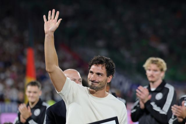 FILED - 07 September 2025, North Rhine-Westphalia, Cologne: German former player Mats Hummels thanks the crowd at tribute before the World Cup European qualifying soccer match between Germany and Northern Ireland at RheinEnergieStadion. Photo: Rolf Vennenbernd/dpa