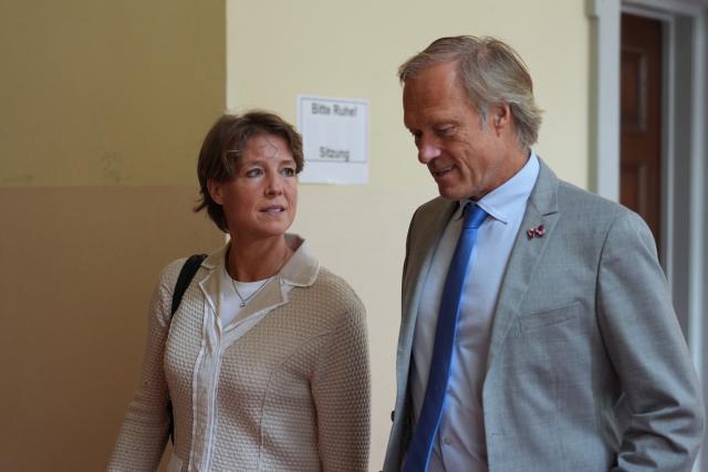 15 October 2025, Hamburg: German restaurateur and entrepreneur Christina Block (L) and former TV presenter and sports journalist Gerhard Delling leave the courtroom during a break in the trial for alleged child abduction in Hamburg district court. In a cloak-and-dagger operation on New Year's Eve 2023/24, two children belonging to the gastronomy entrepreneur Block were taken from Denmark to Germany. Photo: Marcus Brandt/dpa