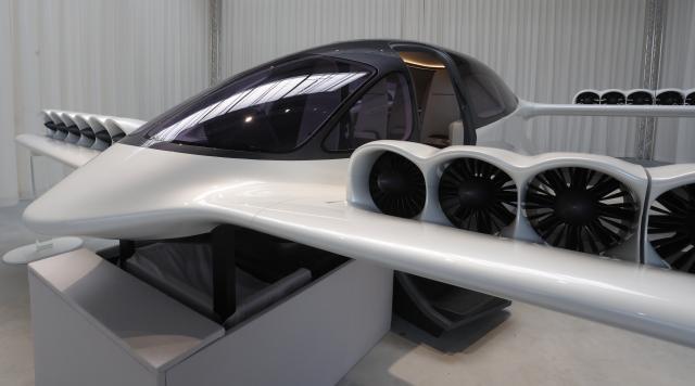 FILED - 10 July 2023, Bavaria, Wessling: A preliminary model of a German electric plane Lilium jet. Photo: Karl-Josef Hildenbrand/dpa