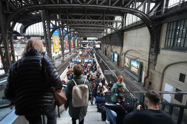 15 October 2025, Hamburg: Passengers wait on the platform for their train at Hamburg Central Station. Train services at Hamburg Central Station have been severely disrupted since this afternoon due to cable damage. Photo: Marcus Brandt/dpa