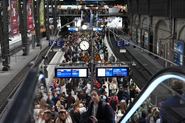 15 October 2025, Hamburg: Passengers wait on the platform for their train at Hamburg Central Station. Train services at Hamburg Central Station have been severely disrupted since this afternoon due to cable damage. Photo: Marcus Brandt/dpa