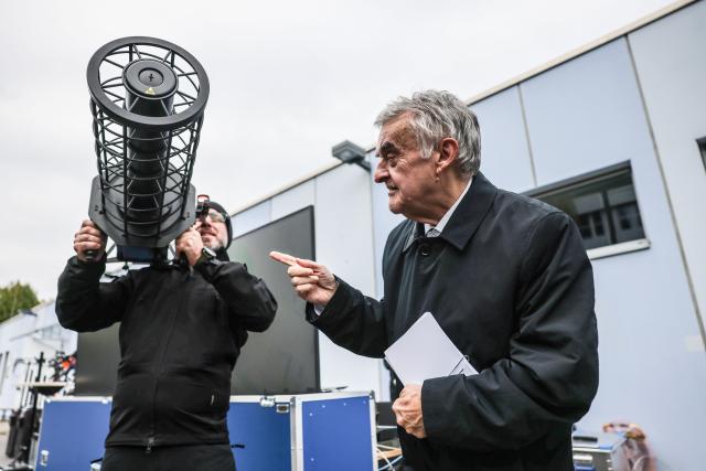 15 October 2025, North Rhine-Westphalia, Duesseldorf: Minister of the Interior of North Rhine-Westphalia Herbert Reul (R) looks at a jammer during the North Rhine-Westphalia police presentation of their drone defense capabilities. Photo: Oliver Berg/dpa