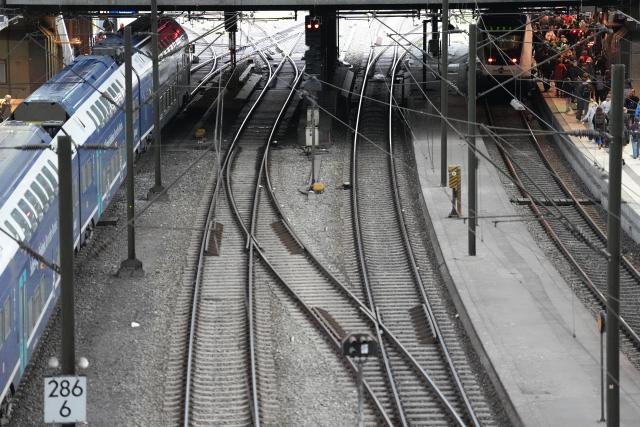 15 October 2025, Hamburg: Empty tracks can be seen at Hamburg Central Station. Train services at Hamburg Central Station have been severely disrupted since this afternoon due to cable damage. Photo: Marcus Brandt/dpa