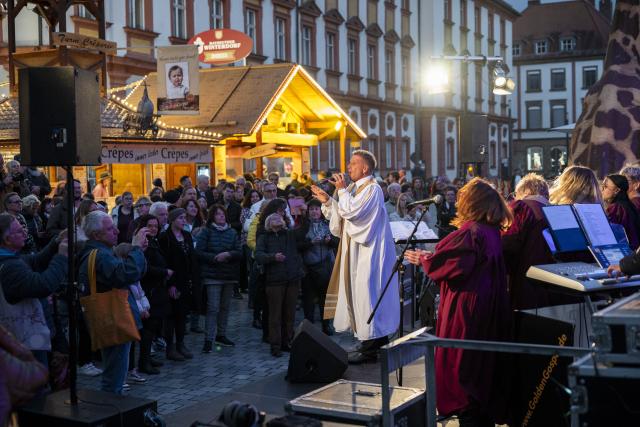 15 October 2025, Bavaria, Bayreuth: The Nuremberg gospel choir "Oliver Schott feat. The Golden Gospel Choir" opens the Bayreuth Winter Village. Photo: Daniel Vogl/dpa