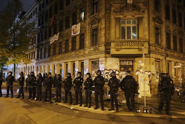 15 October 2025, Saxony, Leipzig: Police officers stand in front of an empty house in the east of Leipzig. Left-wing activists have occupied the building for the third time in just few days. Photo: Sebastian Willnow/dpa