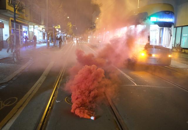 15 October 2025, Saxony, Leipzig: A pot of fog is smoking on Eisenbahnstrasse in front of a building in the east of Leipzig. Left-wing activists have occupied the building for the third time in just few days. Photo: Sebastian Willnow/dpa