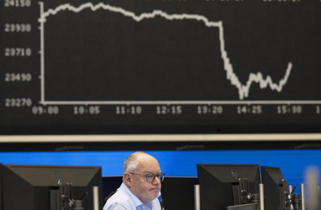 FILED - 23 May 2025, Hesse, Frankfurt_Main: A stock trader looks at a screen in front of the DAX curve. Russian stock indices decline at the start of trading on the Moscow Stock Exchange. Photo: Boris Roessler/dpa