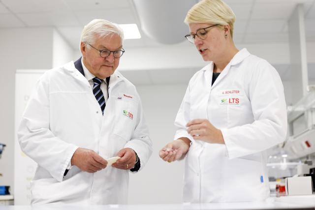 16 October 2025, Rhineland-Palatinate, Andernach: German President Frank-Walter Steinmeier visits the company LTS Lohmann Therapie-Systeme during his visit to Andernach. Photo: Thomas Banneyer/dpa