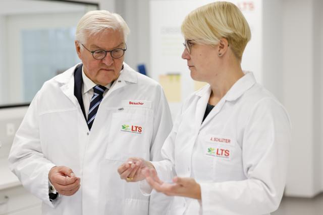 16 October 2025, Rhineland-Palatinate, Andernach: German President Frank-Walter Steinmeier visits the company LTS Lohmann Therapie-Systeme during his visit to Andernach. Photo: Thomas Banneyer/dpa